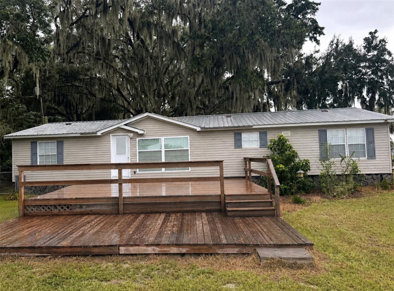 Photo 2 of 172 E Cowpen Lake Point Rd, Hawthorne, FL 32640