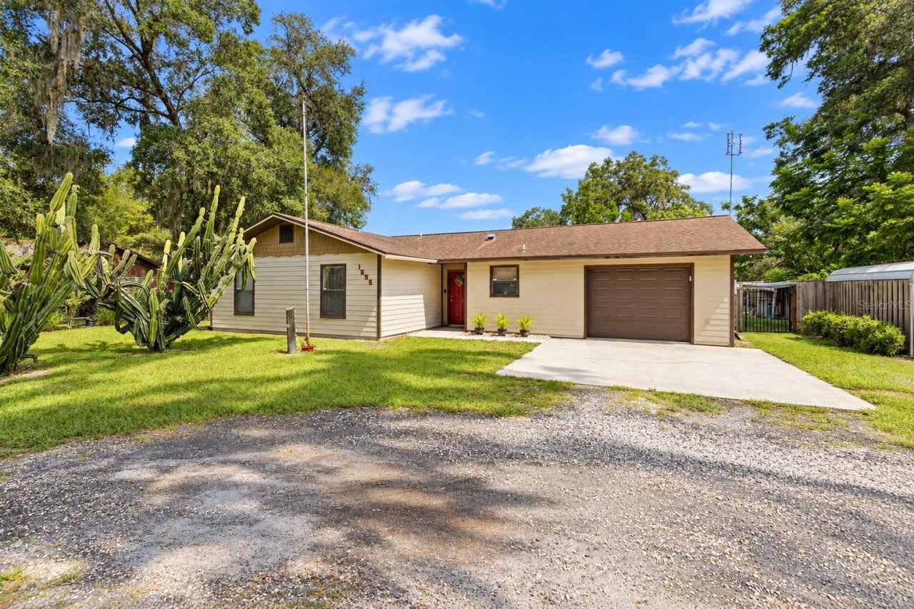 Photo 2 of 1555 Rowe Ln, Deland, FL 32720