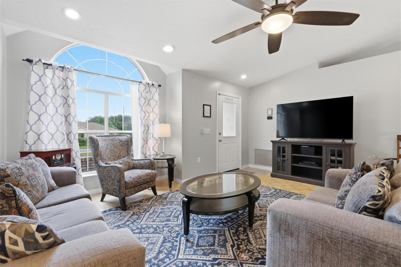 Photo 3 of 1095 E Wisconsin Ave, Deland, FL 32724