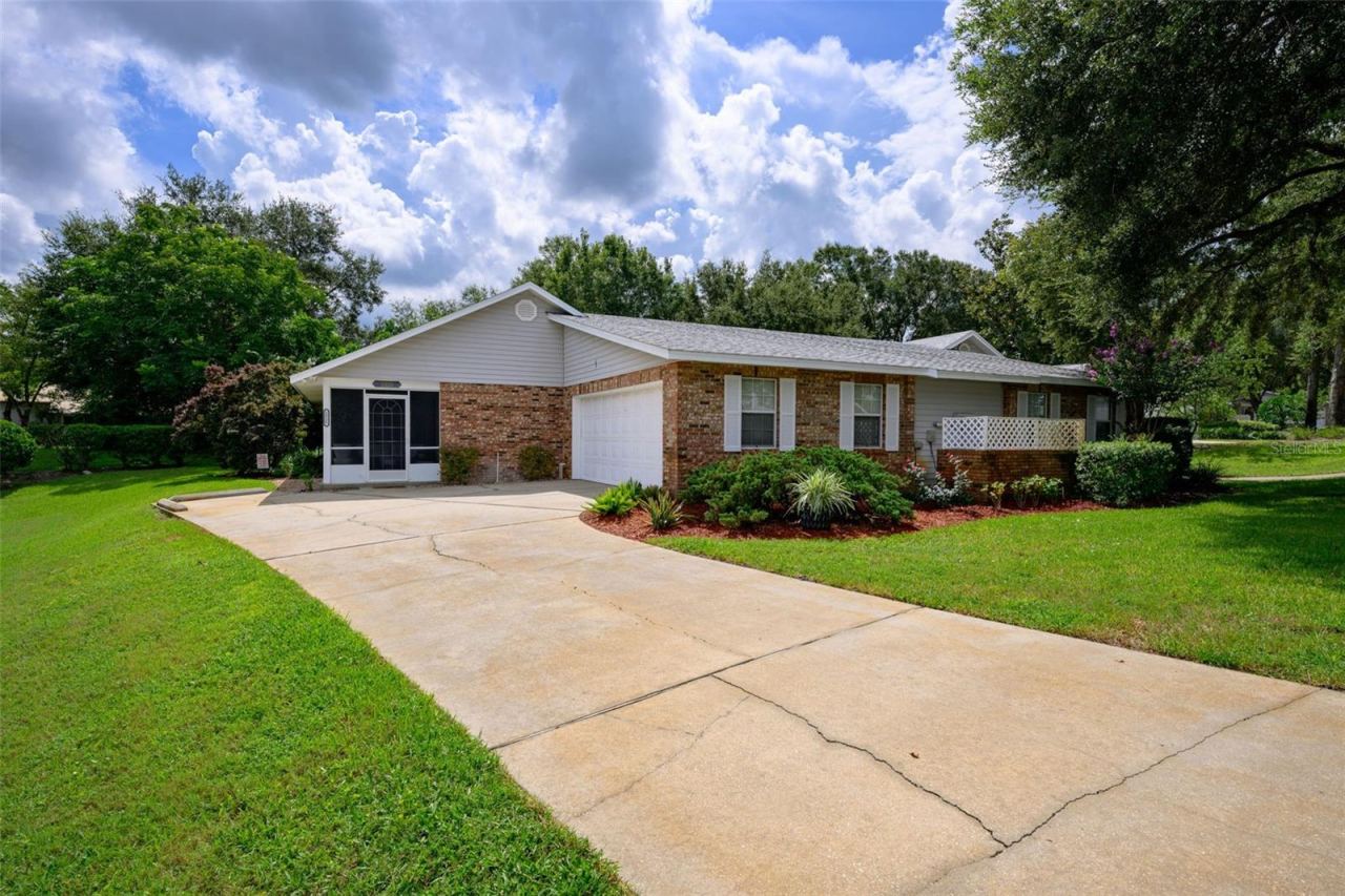 2525 S Glen Eagles Dr, Deland, FL 32724