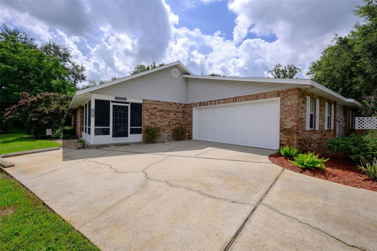 Photo 2 of 2525 S Glen Eagles Dr, Deland, FL 32724