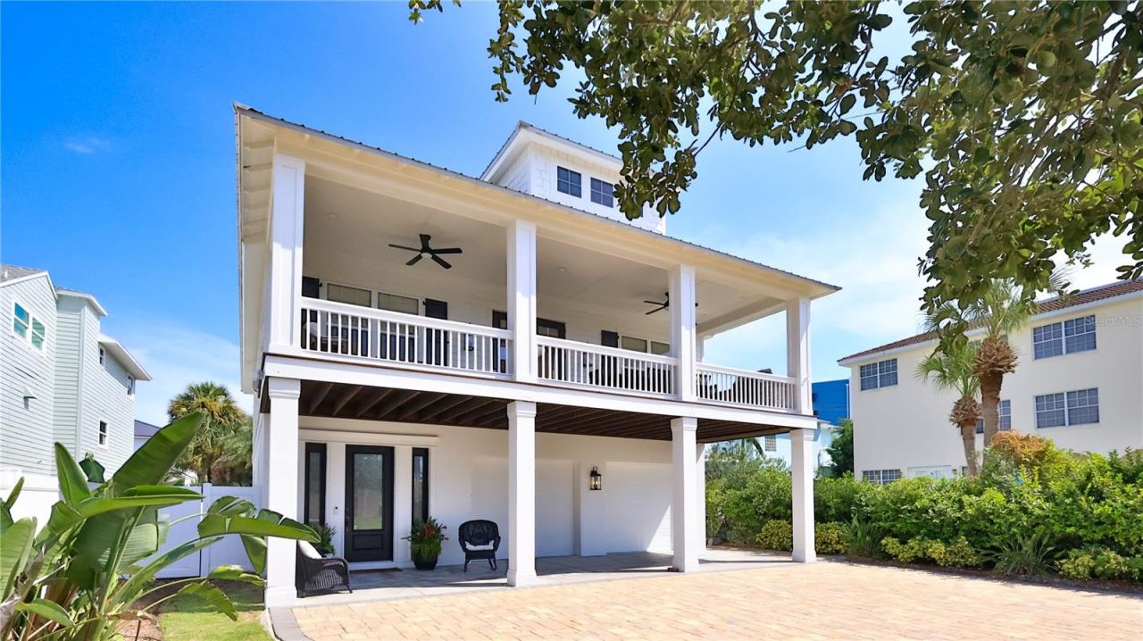 Photo 2 of 818 Ocean Ave, New Smyrna Beach, FL 32169