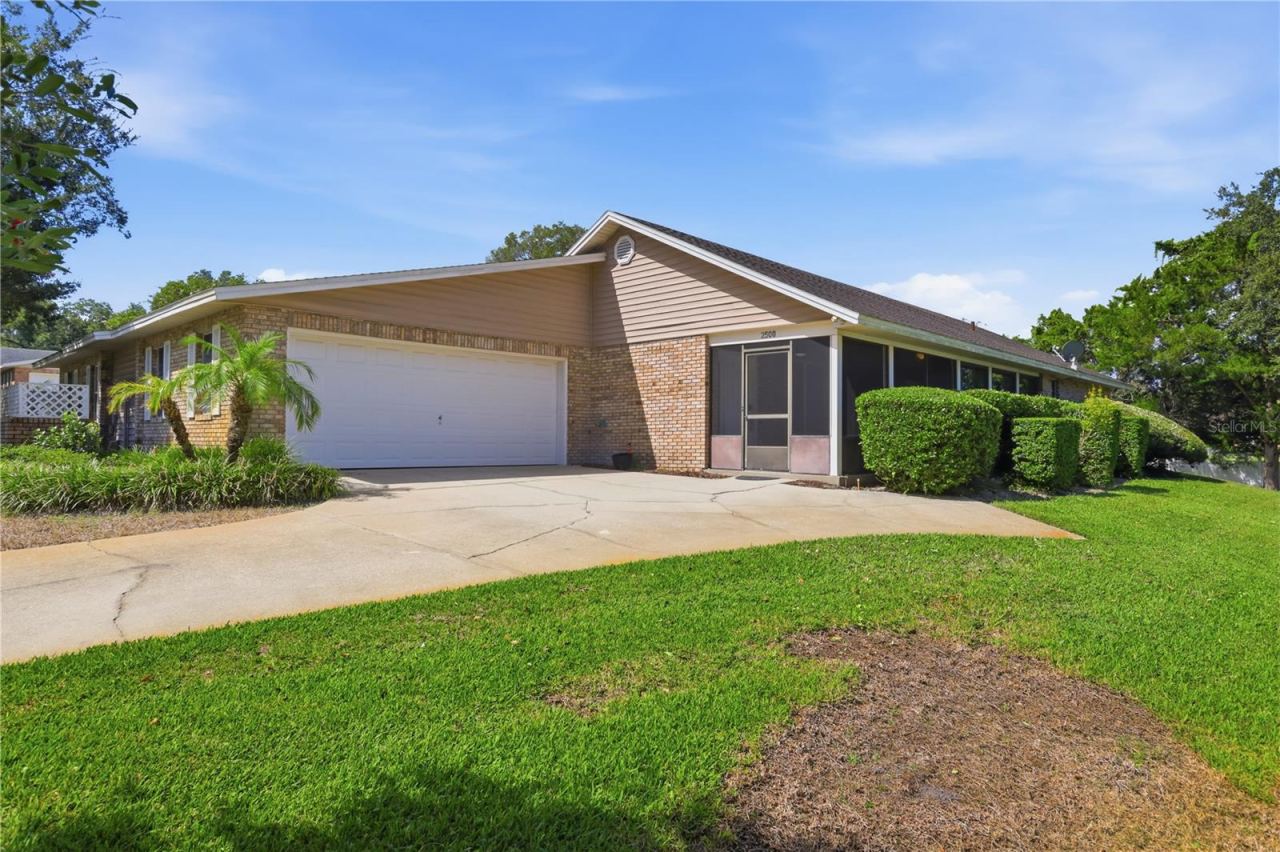 2500 S Glen Eagles Dr, Deland, FL 32724