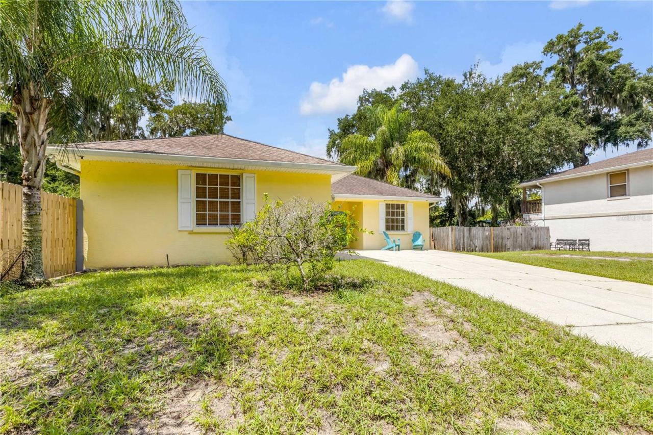 Photo 2 of 830 S Duss St, New Smyrna Beach, FL 32168