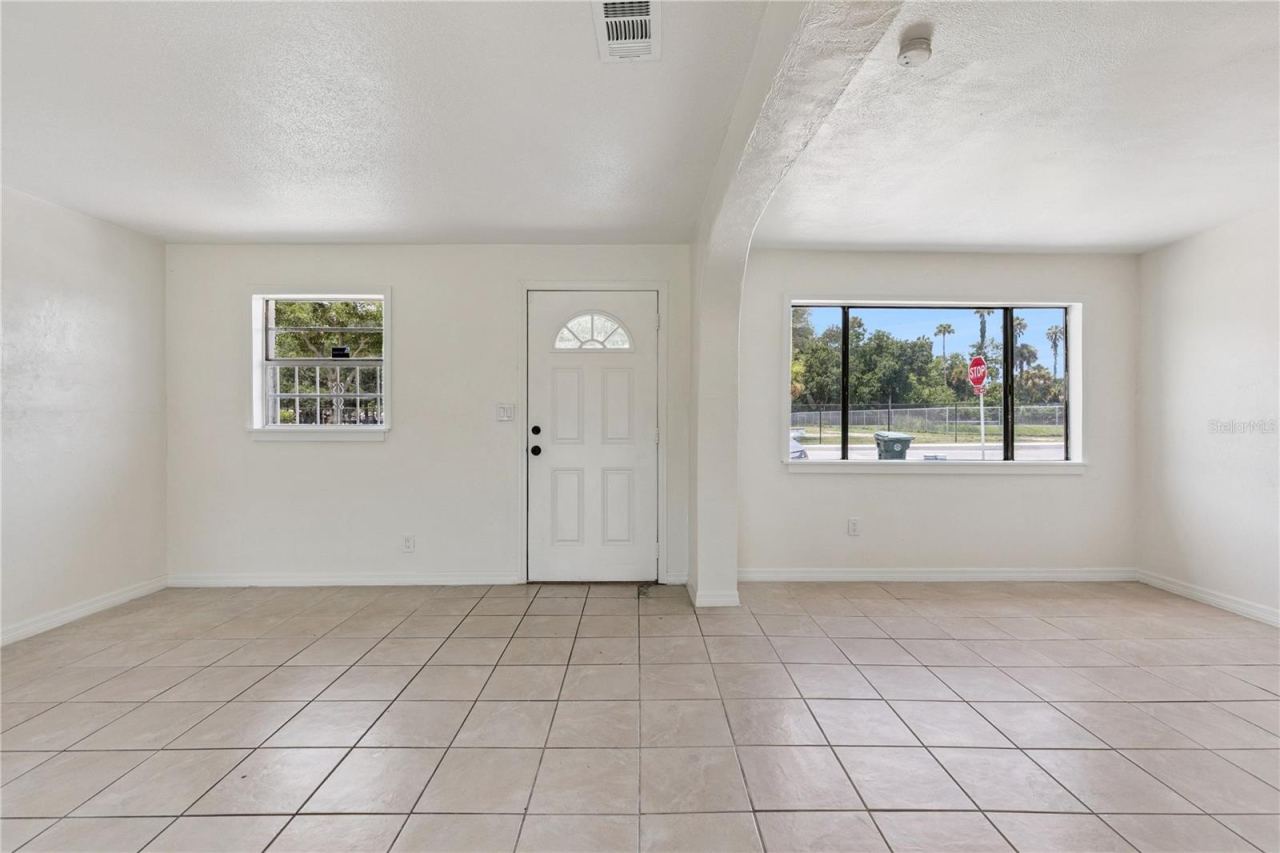 Photo 2 of 875 Loomis Ave, Daytona Beach, FL 32114