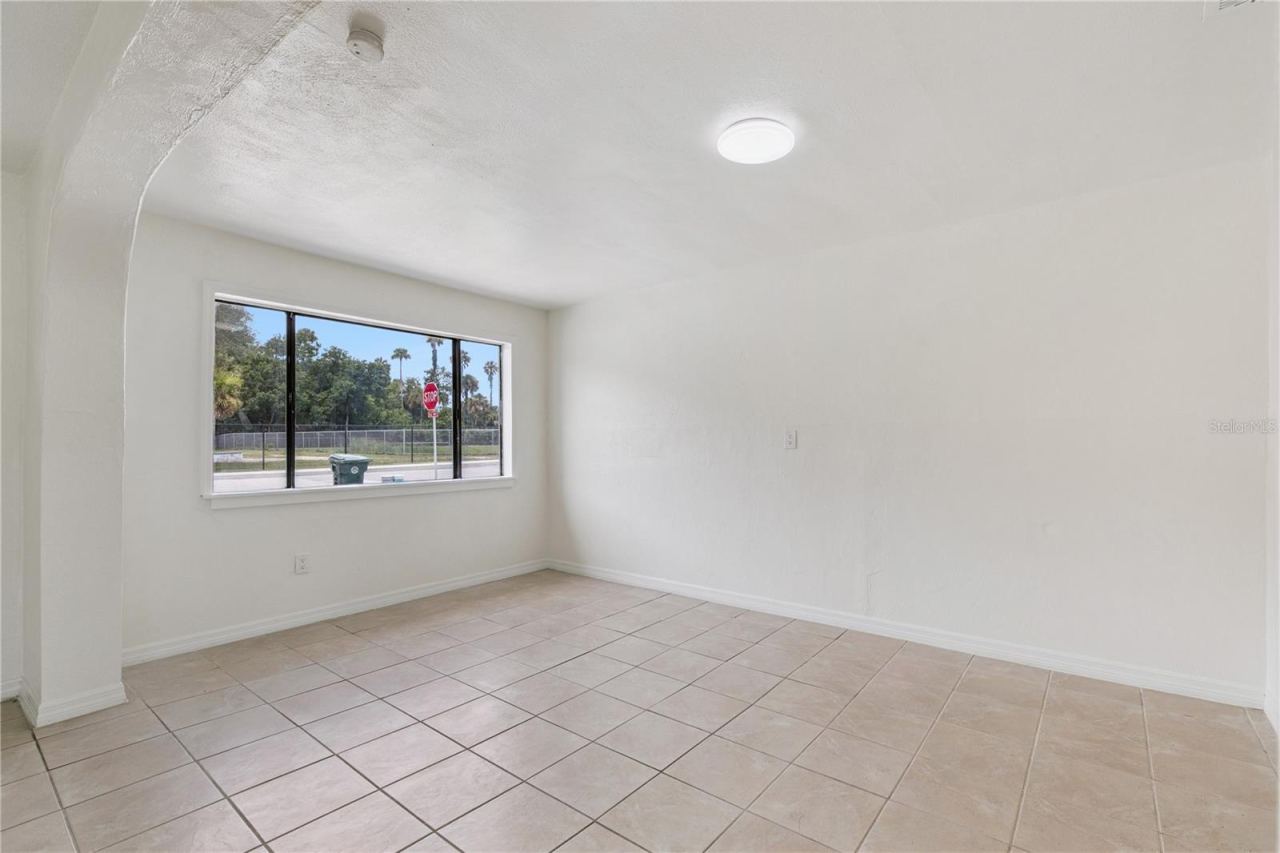Photo 3 of 875 Loomis Ave, Daytona Beach, FL 32114