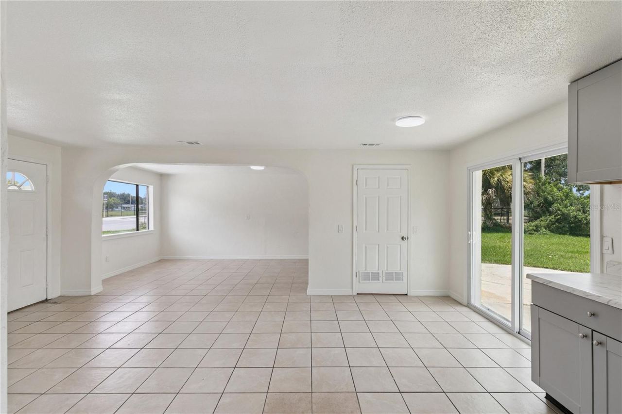 Photo 5 of 875 Loomis Ave, Daytona Beach, FL 32114