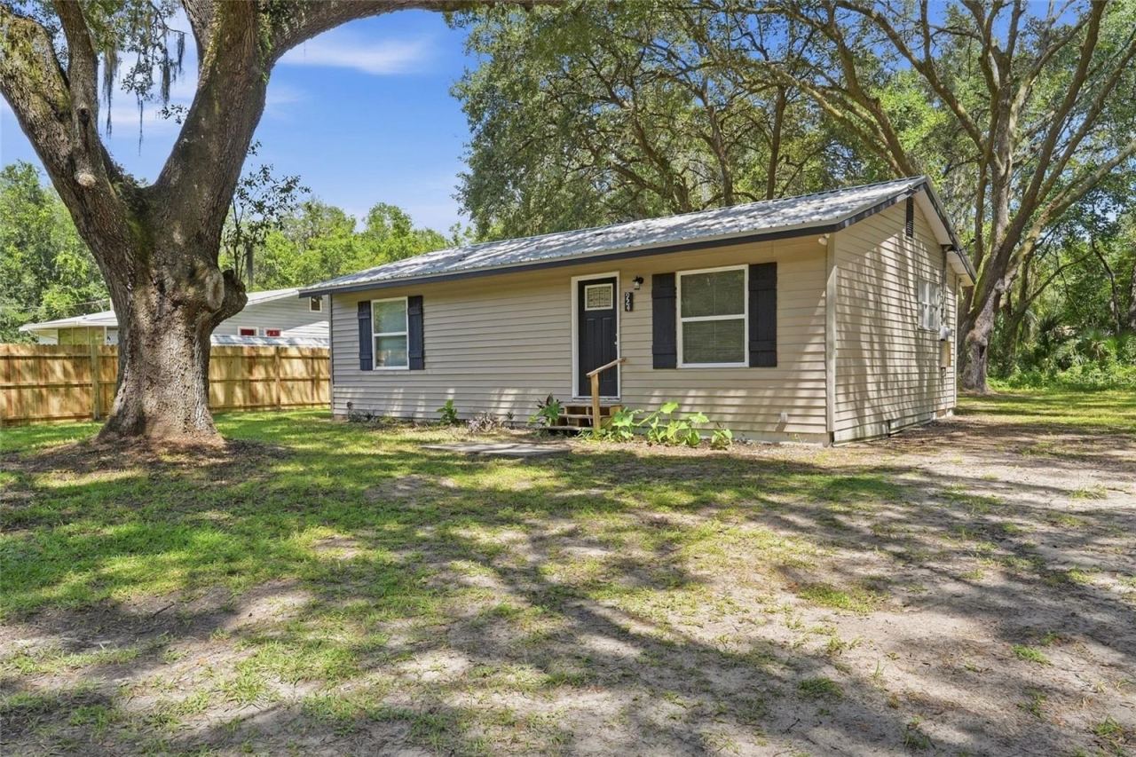 Photo 2 of 924 Maltas Ave, Interlachen, FL 32148