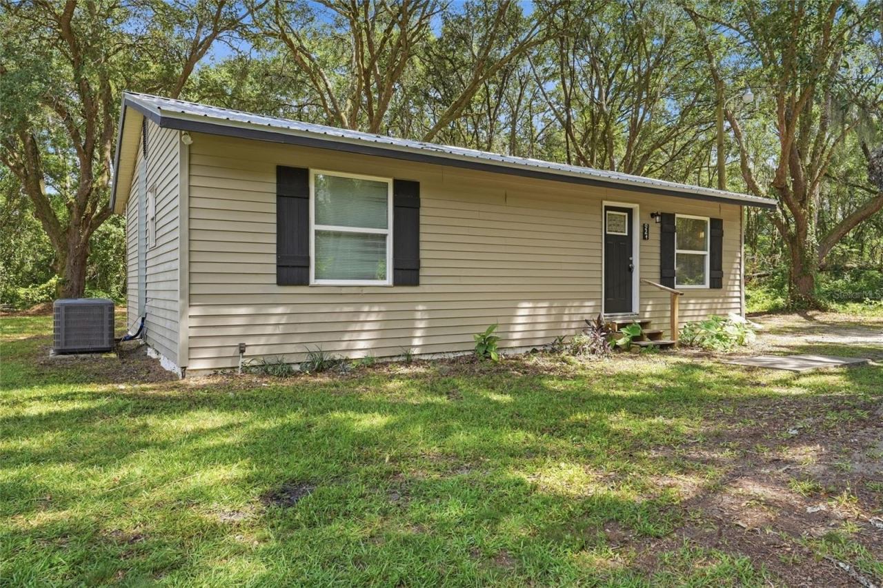 Photo 3 of 924 Maltas Ave, Interlachen, FL 32148