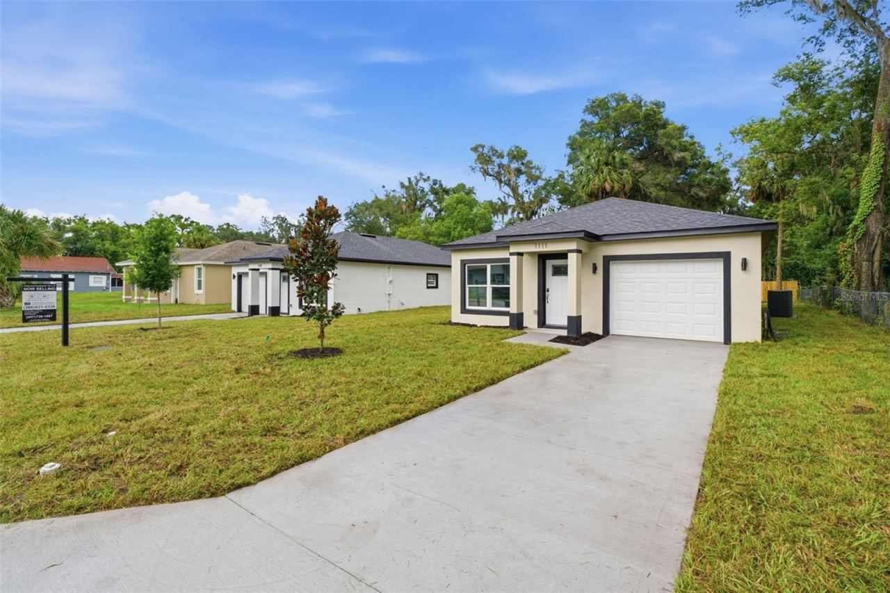 Photo 2 of 1111 S Adelle Ave, Deland, FL 32720