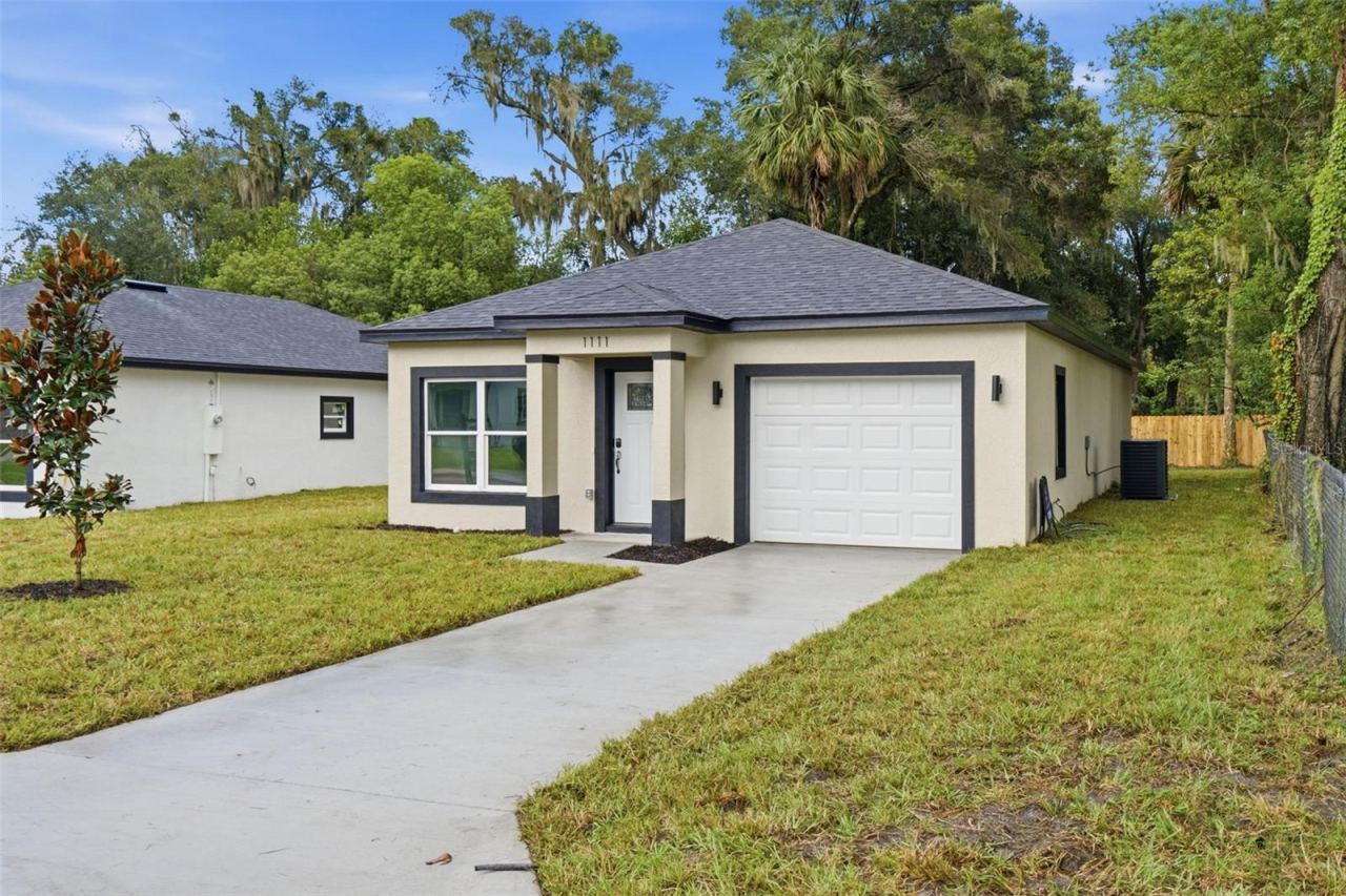 Photo 3 of 1111 S Adelle Ave, Deland, FL 32720