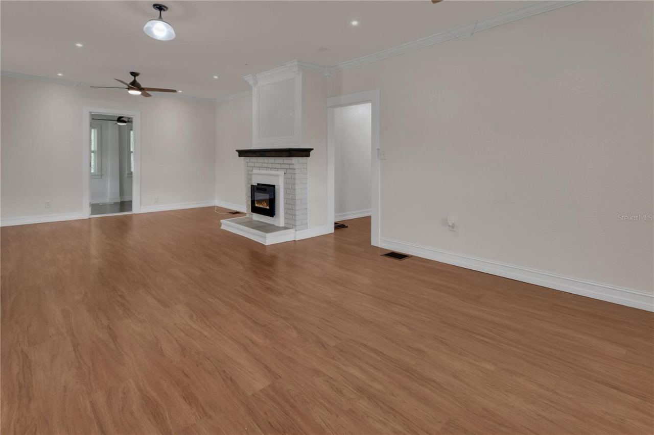 Photo 2 of 903 E New York Ave, Deland, FL 32724