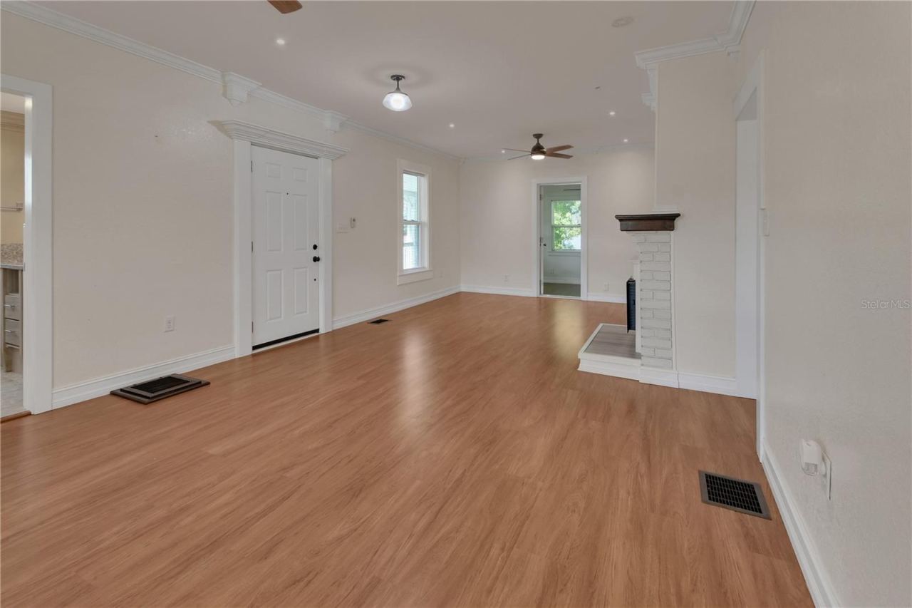 Photo 3 of 903 E New York Ave, Deland, FL 32724