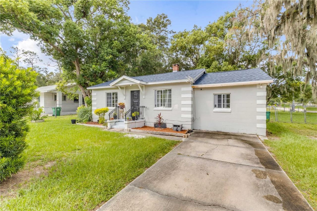 Photo 2 of 652 N Stone St, Deland, FL 32720