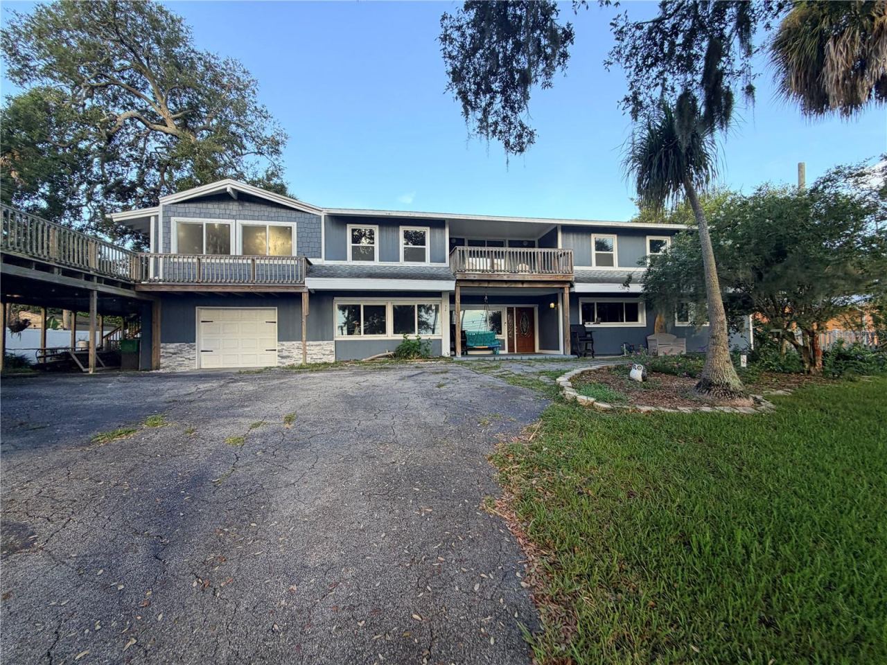 318 N Riverside Dr, Edgewater