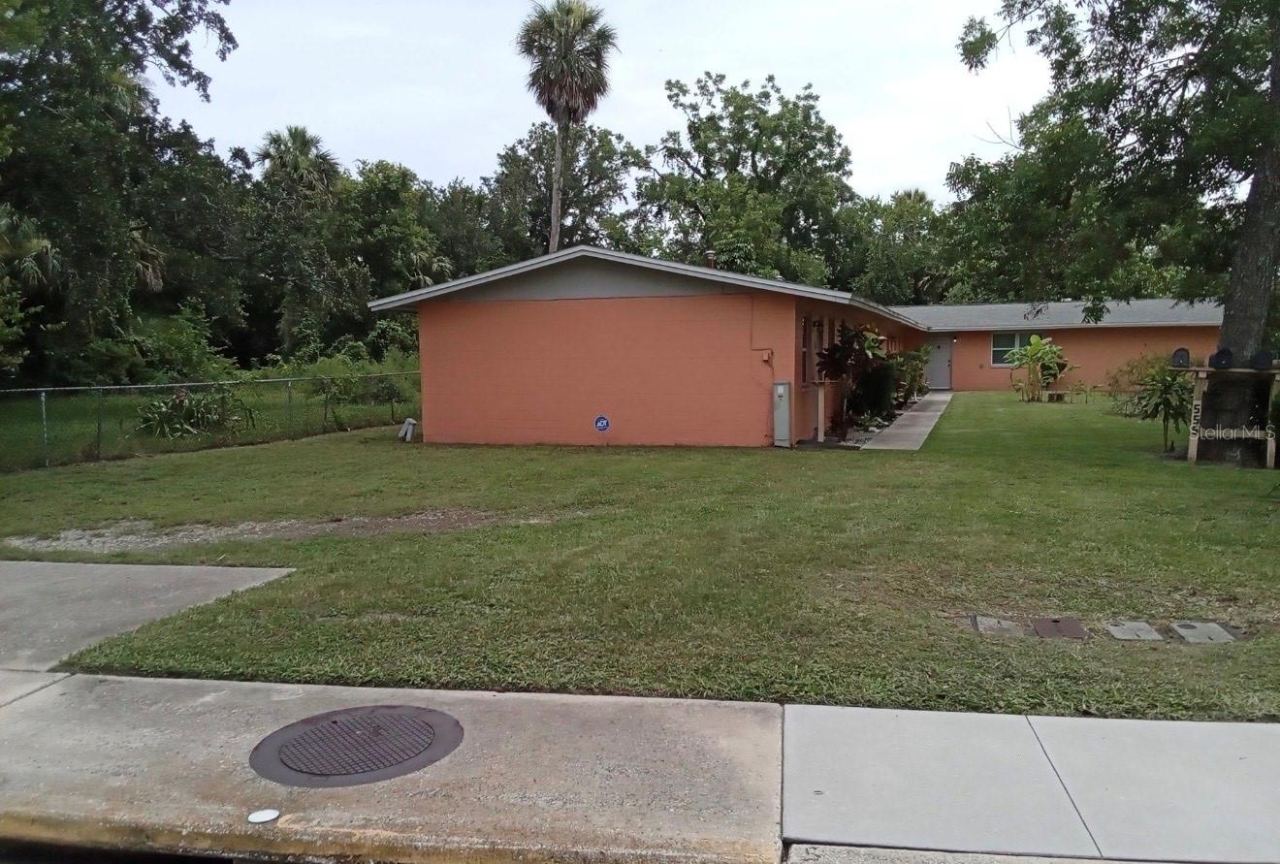 Photo 2 of 555 Oak St, Daytona Beach, FL 32114