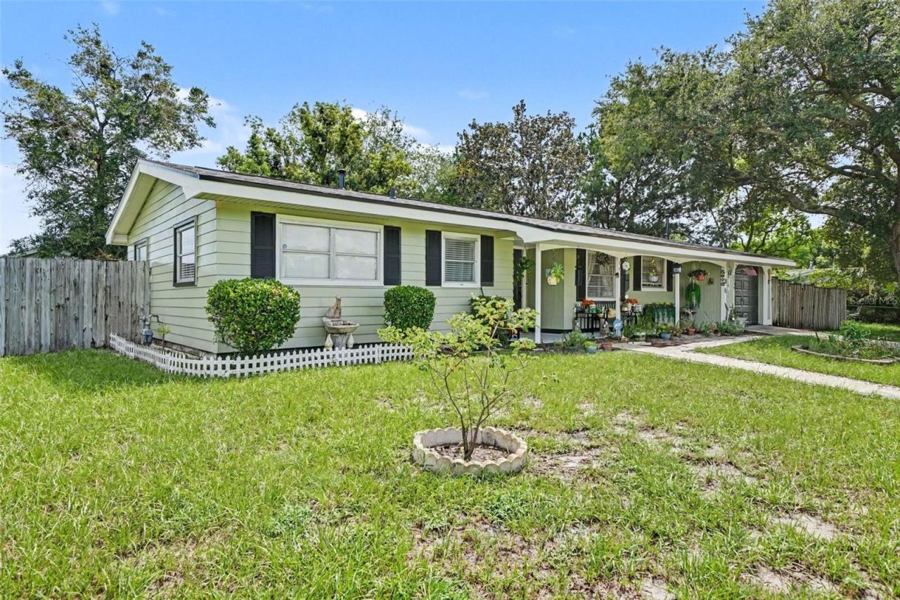 Photo 2 of 2399 Kimberly Dr, Deltona, FL 32738