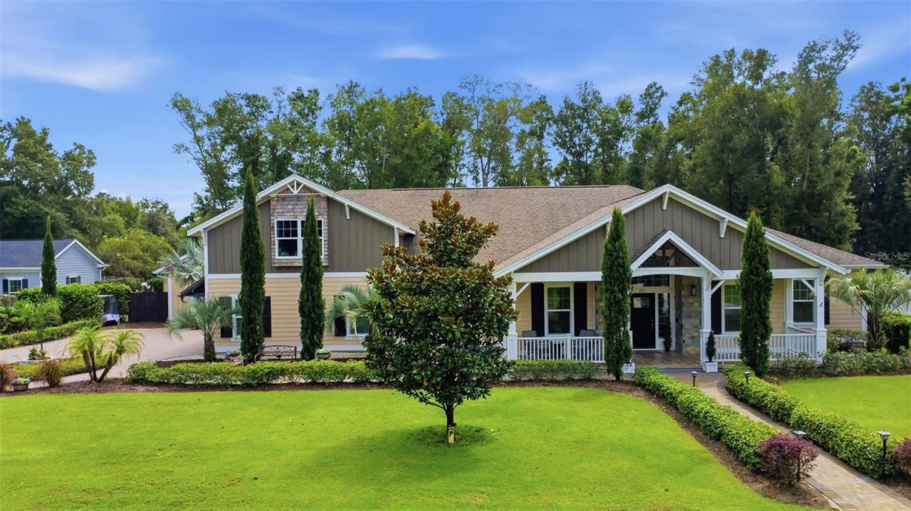 Photo 2 of 251 W Delaware Ave, Lake Helen, FL 32744