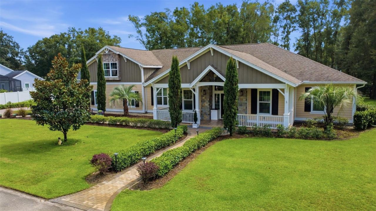 Photo 3 of 251 W Delaware Ave, Lake Helen, FL 32744