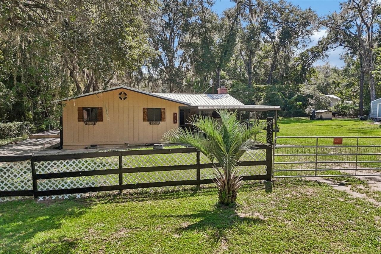 Photo 2 of 212 Dogwood Dr, Interlachen, FL 32148