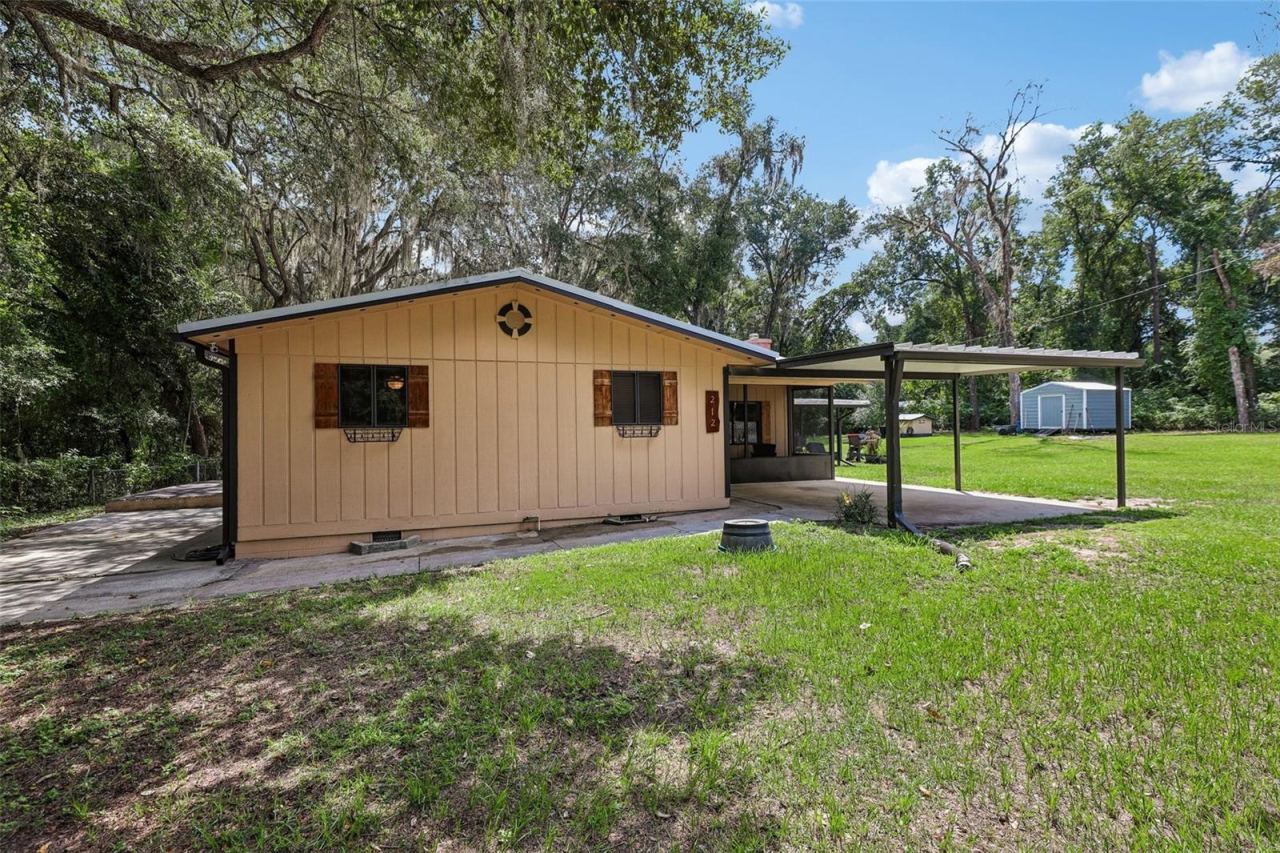 Photo 3 of 212 Dogwood Dr, Interlachen, FL 32148