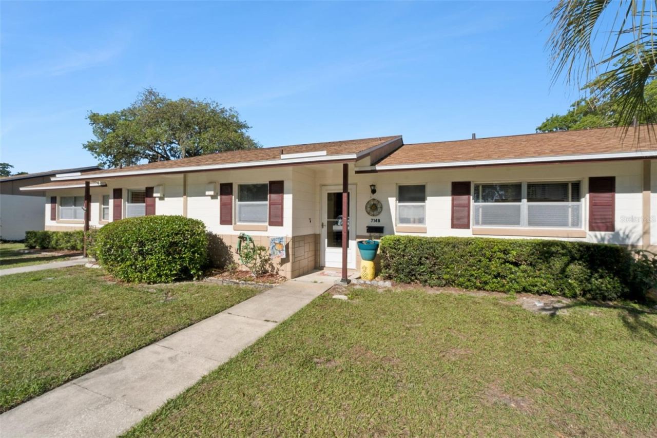 Photo 2 of 714 E Minnesota Ave #b, Deland, FL 32724