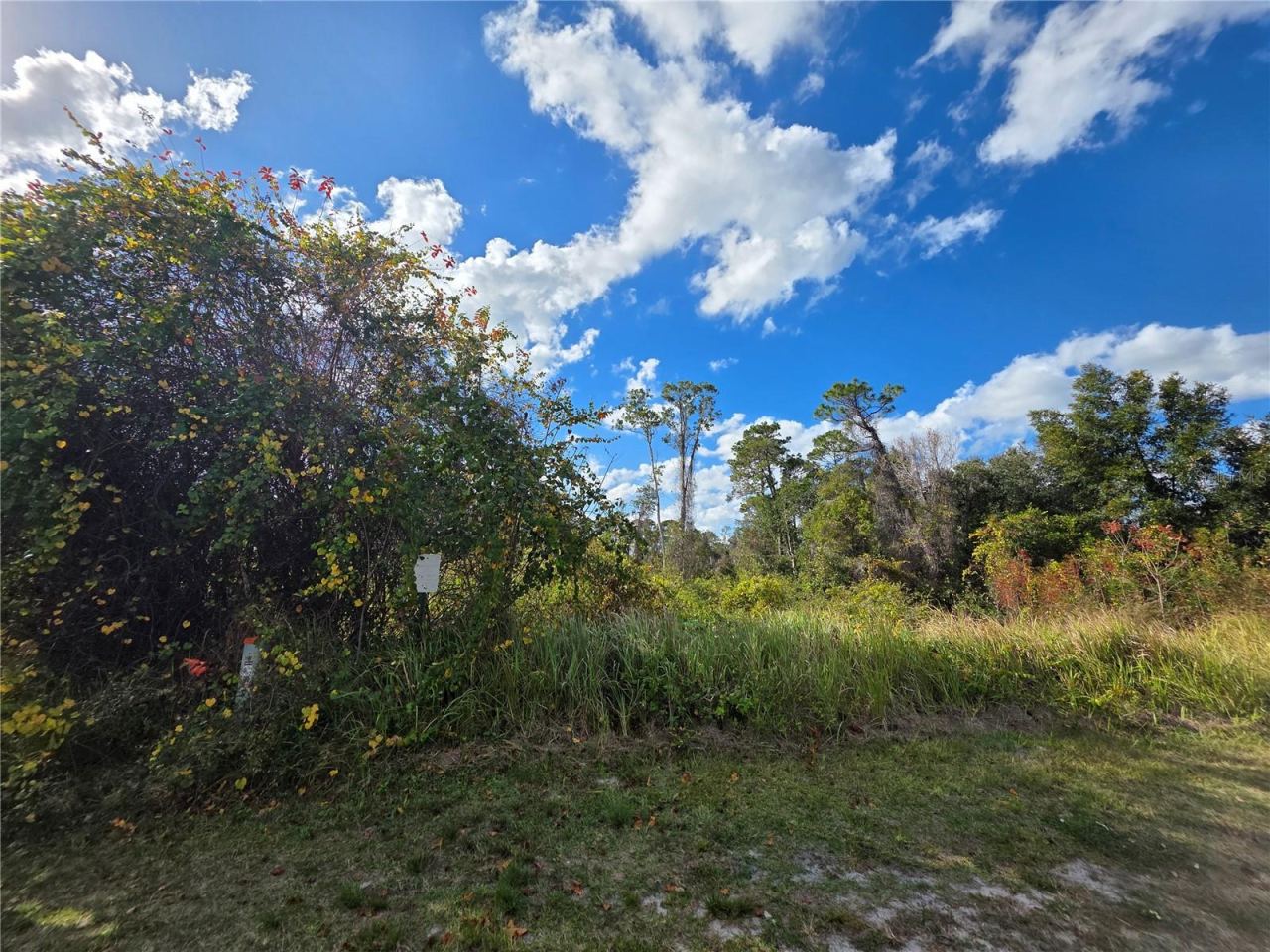 Photo 2 of 520 W Kingway Dr, Deltona, FL 32725