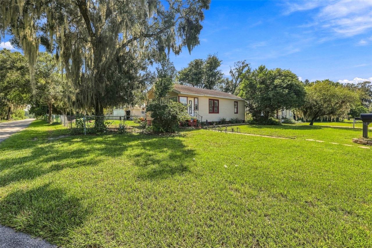 Photo 3 of 614 W Pennsylvania Ave, Deland, FL 32720