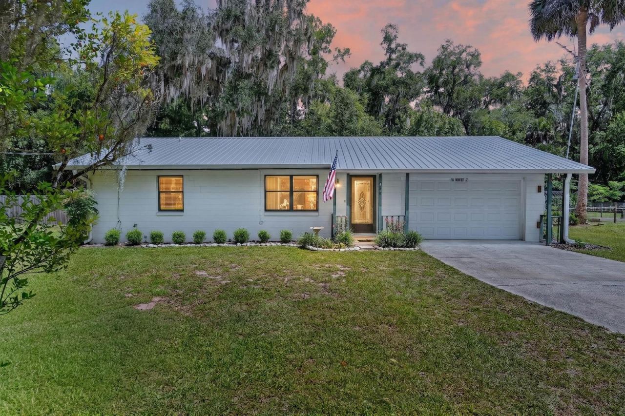 Photo 2 of 104 Woodcrest Ave, Satsuma, FL 32189