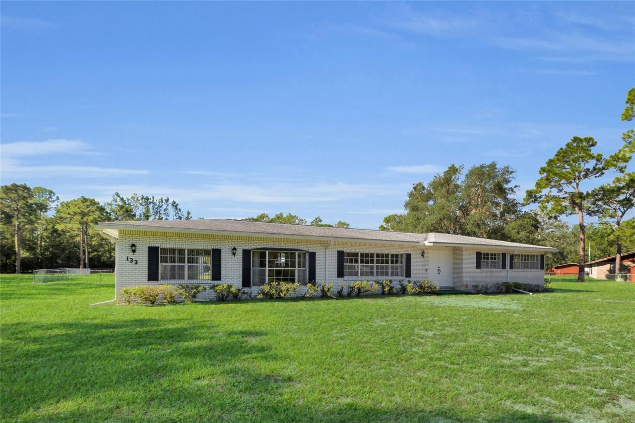 Photo 2 of 133 Moores Trl, Palatka, FL 32177