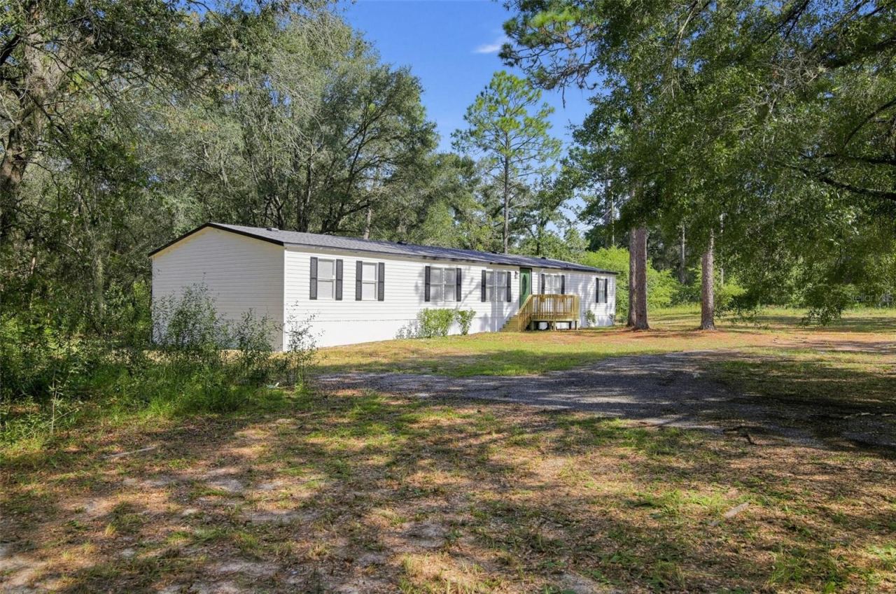 Photo 3 of 124 Hour Glass Cir, Hawthorne, FL 32640