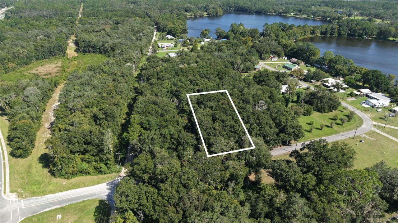 104 Twin Lake Grove Dr, Interlachen, FL 32148