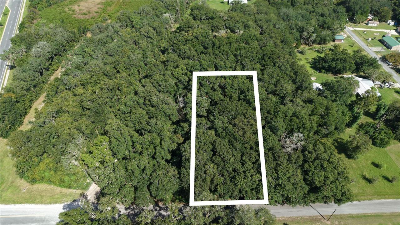 Photo 2 of 104 Twin Lake Grove Dr, Interlachen, FL 32148