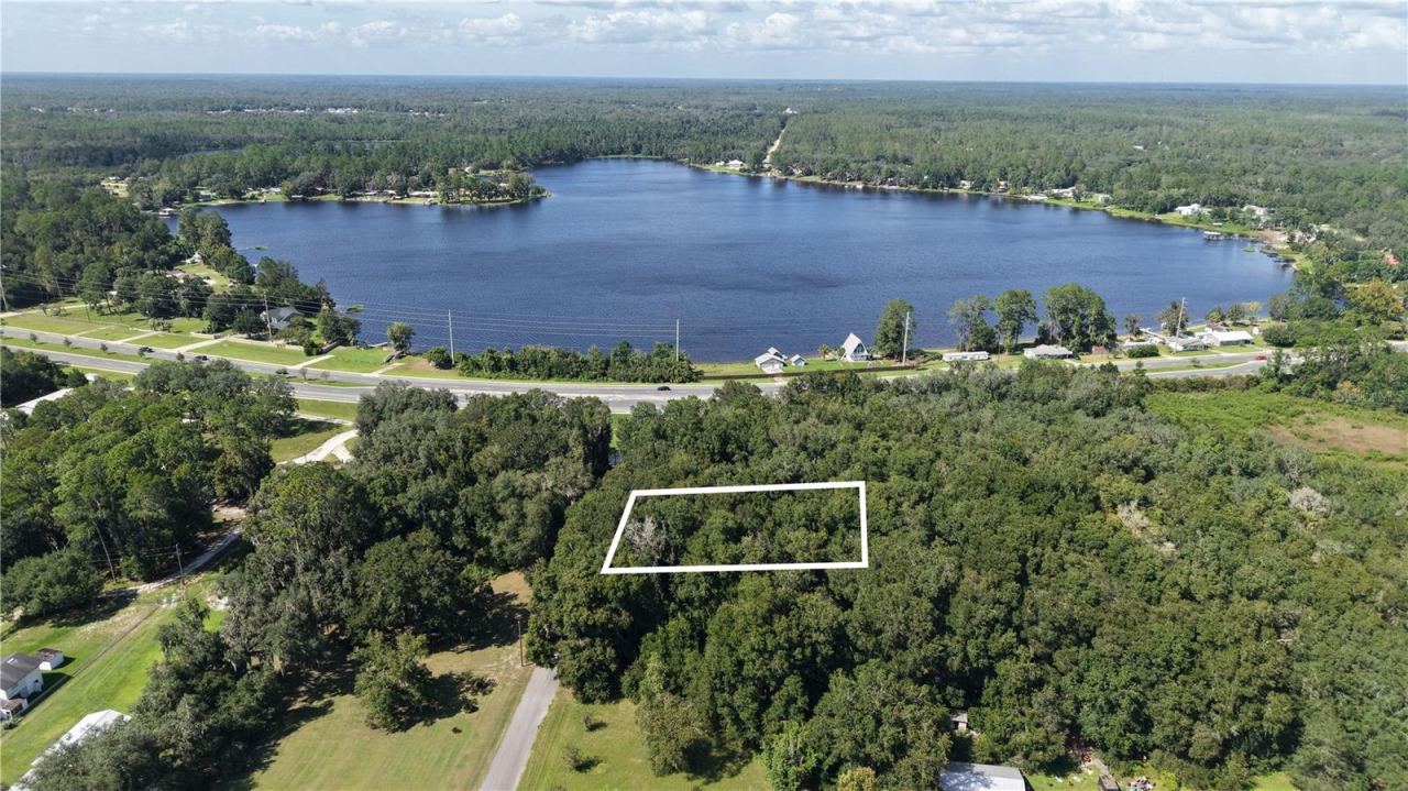 Photo 3 of 104 Twin Lake Grove Dr, Interlachen, FL 32148