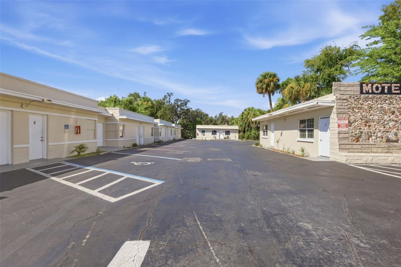 828 Ridgewood Ave, Holly Hill, FL 32117