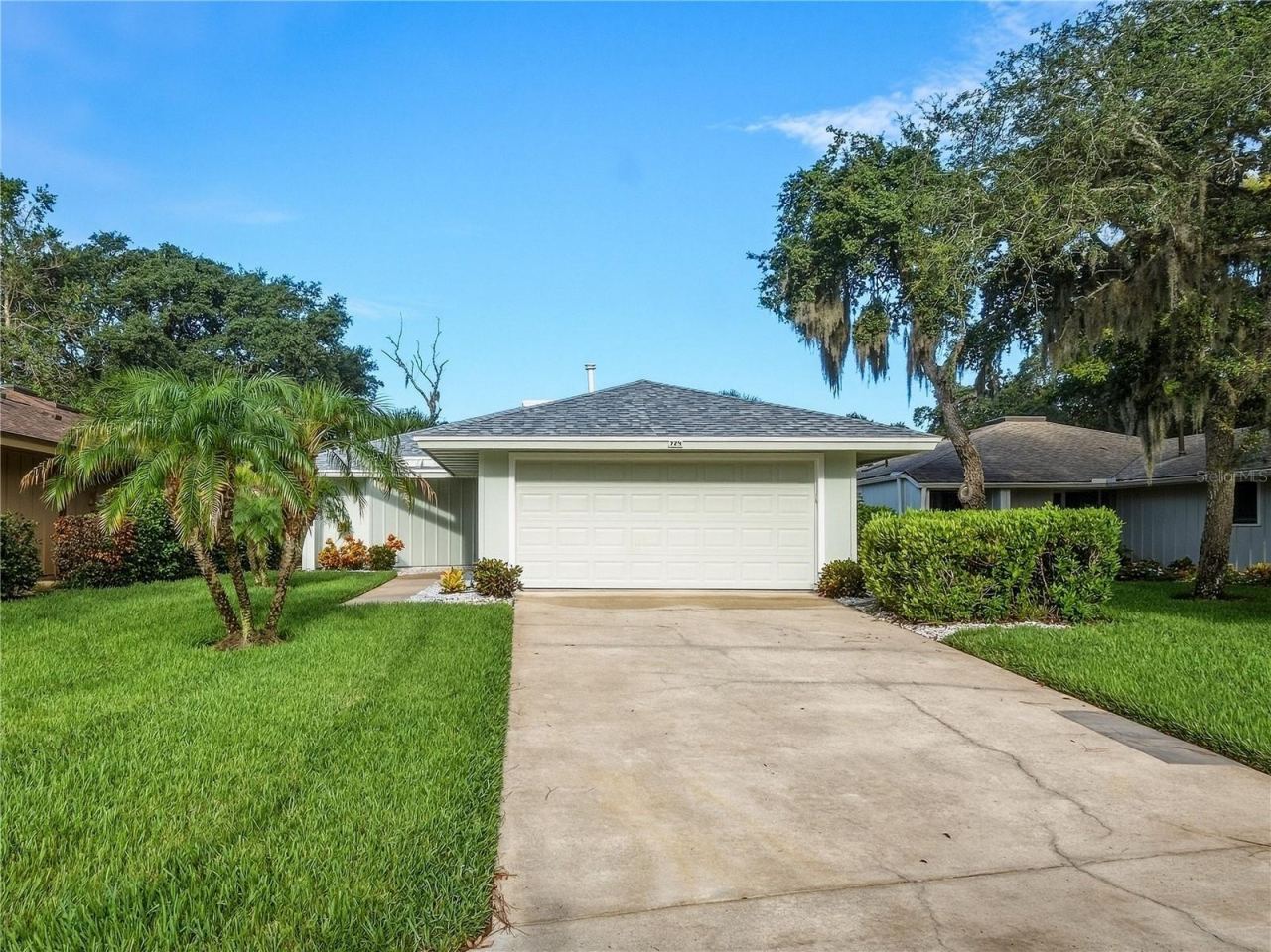 Photo 2 of 724 St Andrews Circle, New Smyrna Beach, FL 32168