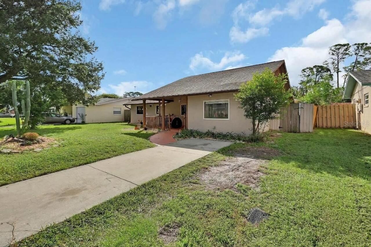Photo 3 of 583 Cambridge Cir, South Daytona, FL 32119