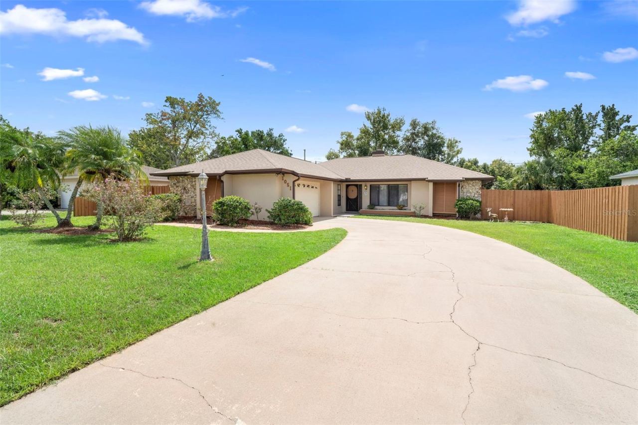 Photo 2 of 1051 Matterhorn St, Deltona, FL 32725
