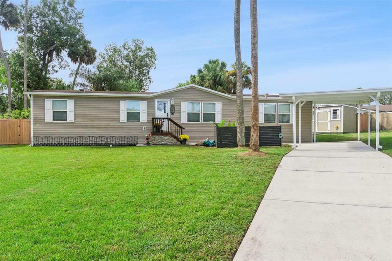 1137 Yaupon St, Daytona Beach, FL 32117