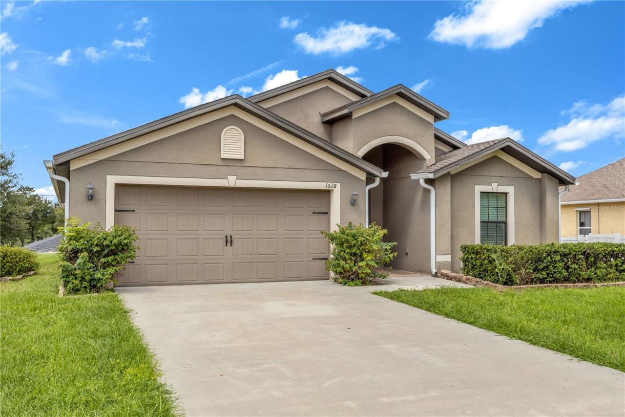 Photo 2 of 1528 E Falmouth Ave, Deltona, FL 32725