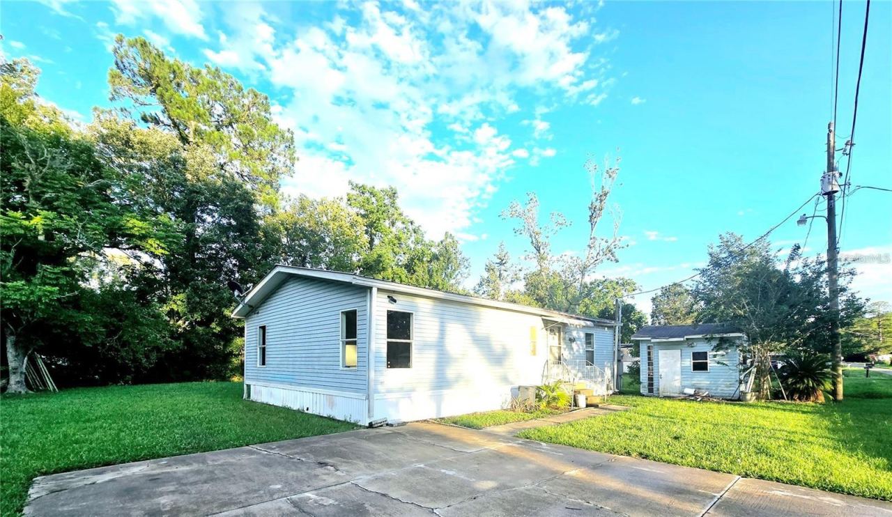 Photo 2 of 208 Pine Tree Trl, Crescent City, FL 32112