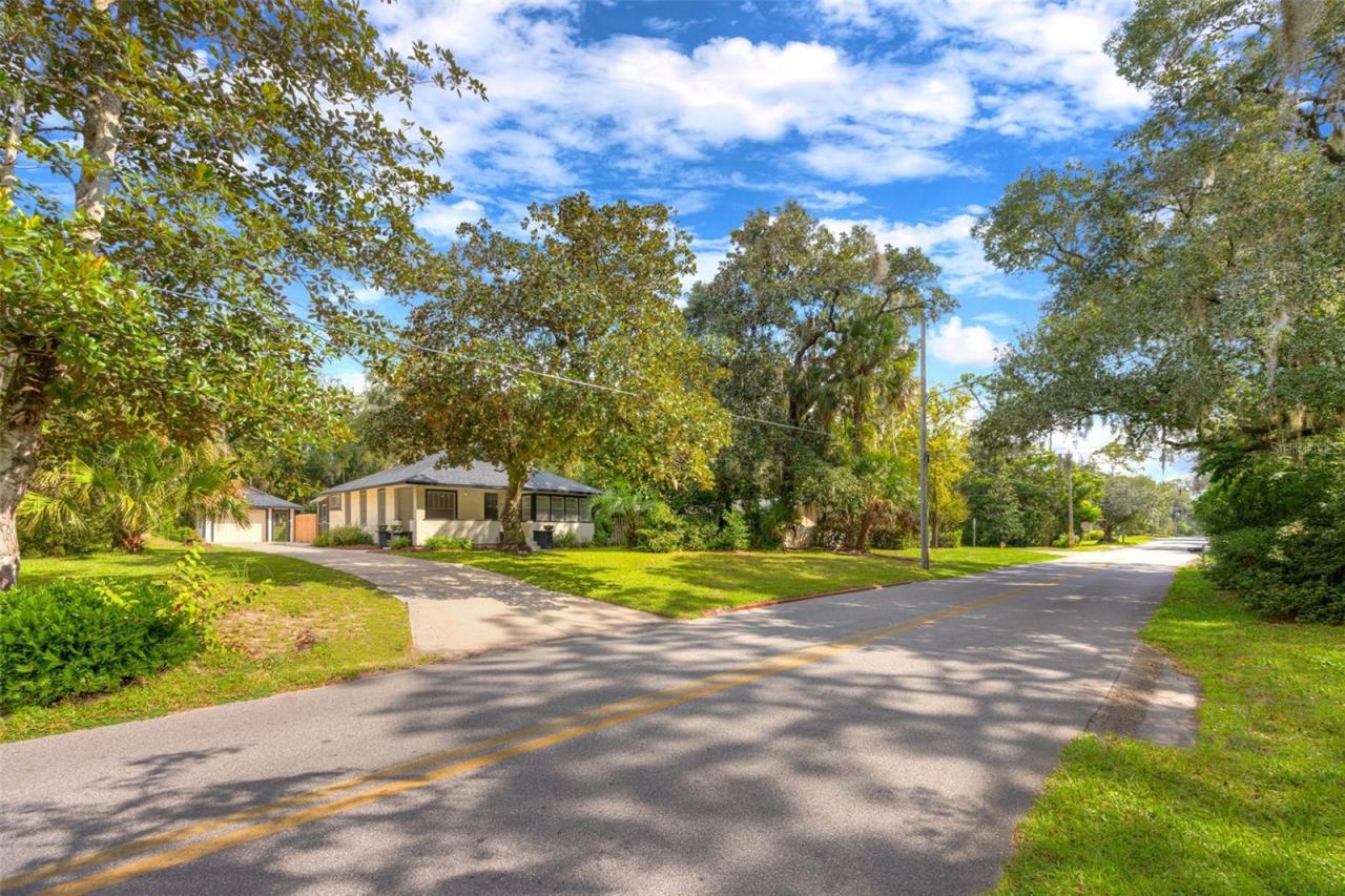 Photo 3 of 641 E Pennsylvania Ave, Deland, FL 32724