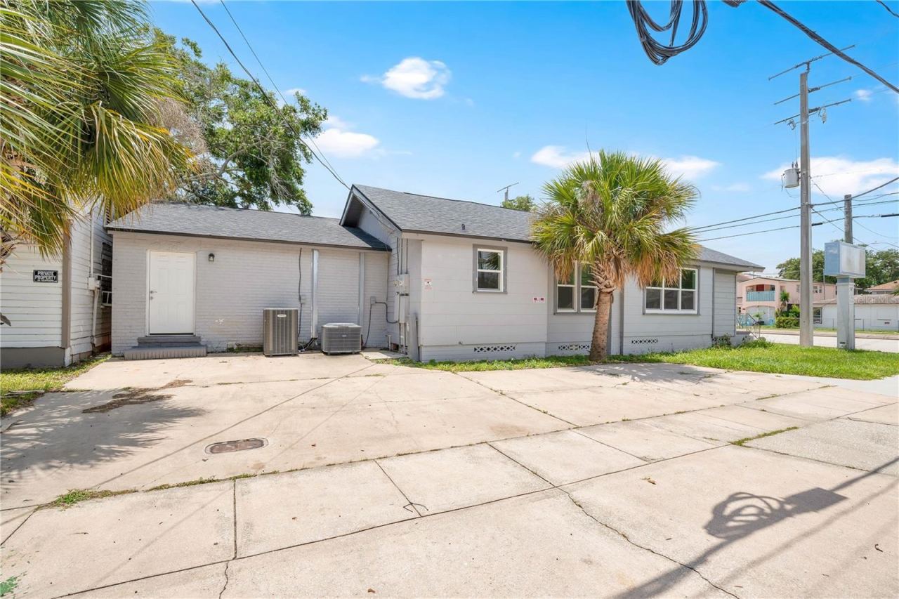 Photo 2 of 547 N Ridgewood Ave, Daytona Beach, FL 32114