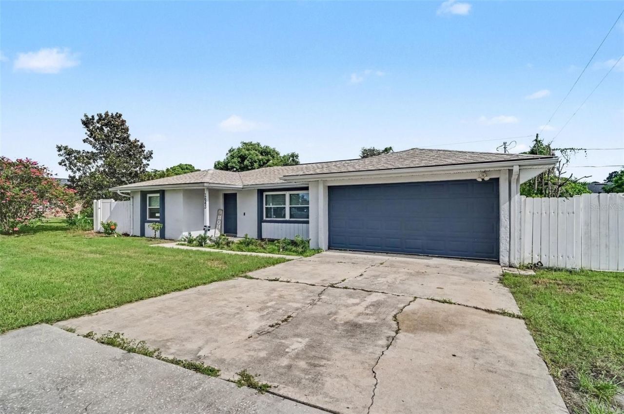 Photo 2 of 1643 Pendleton St, Deltona, FL 32725