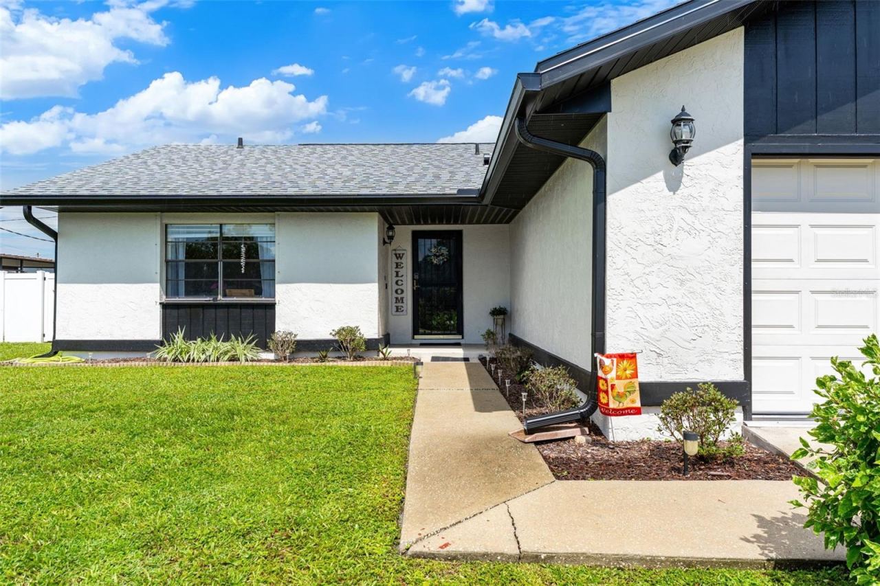 Photo 2 of 604 Tradewinds Dr, Deltona, FL 32738