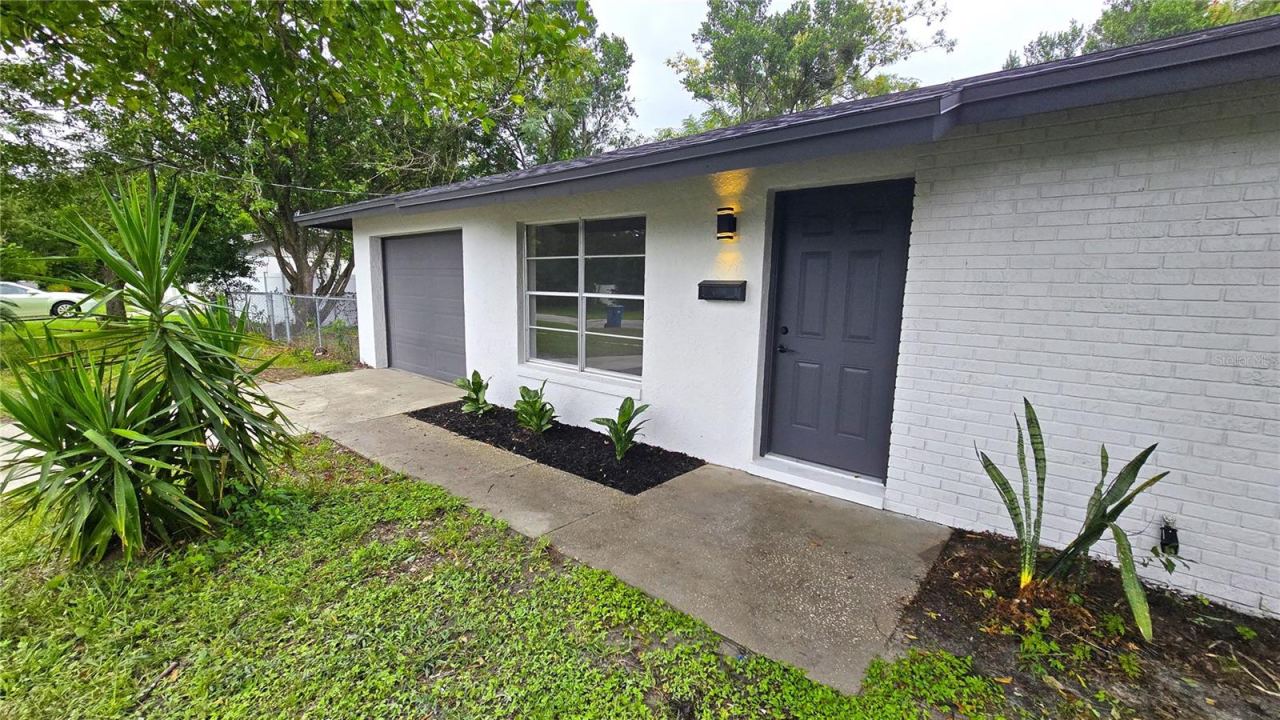 Photo 2 of 605 Jameson Dr, Orange City, FL 32763