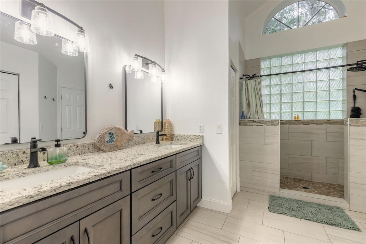 Photo 3 of 817 Bayridge Lane Ln, Port Orange, FL 32127