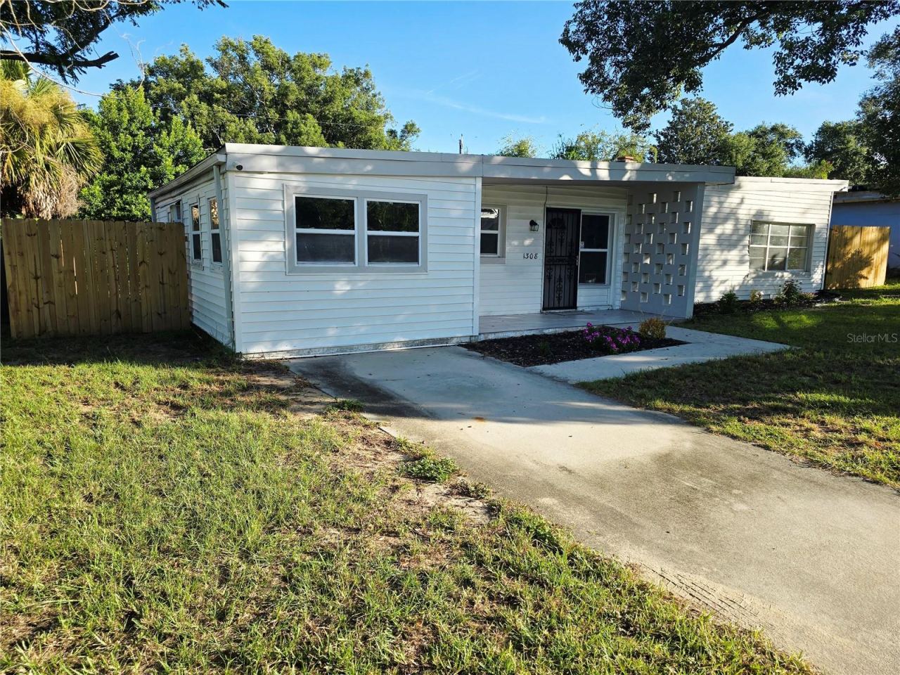 Photo 2 of 1308 Moore St, Daytona Beach, FL 32114