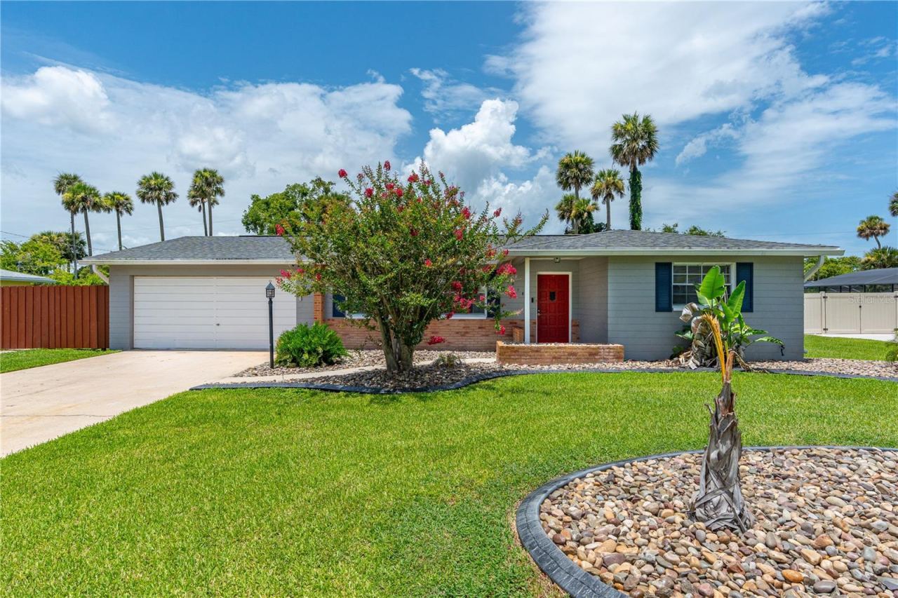 Photo 2 of 918 Wells Dr, South Daytona, FL 32119