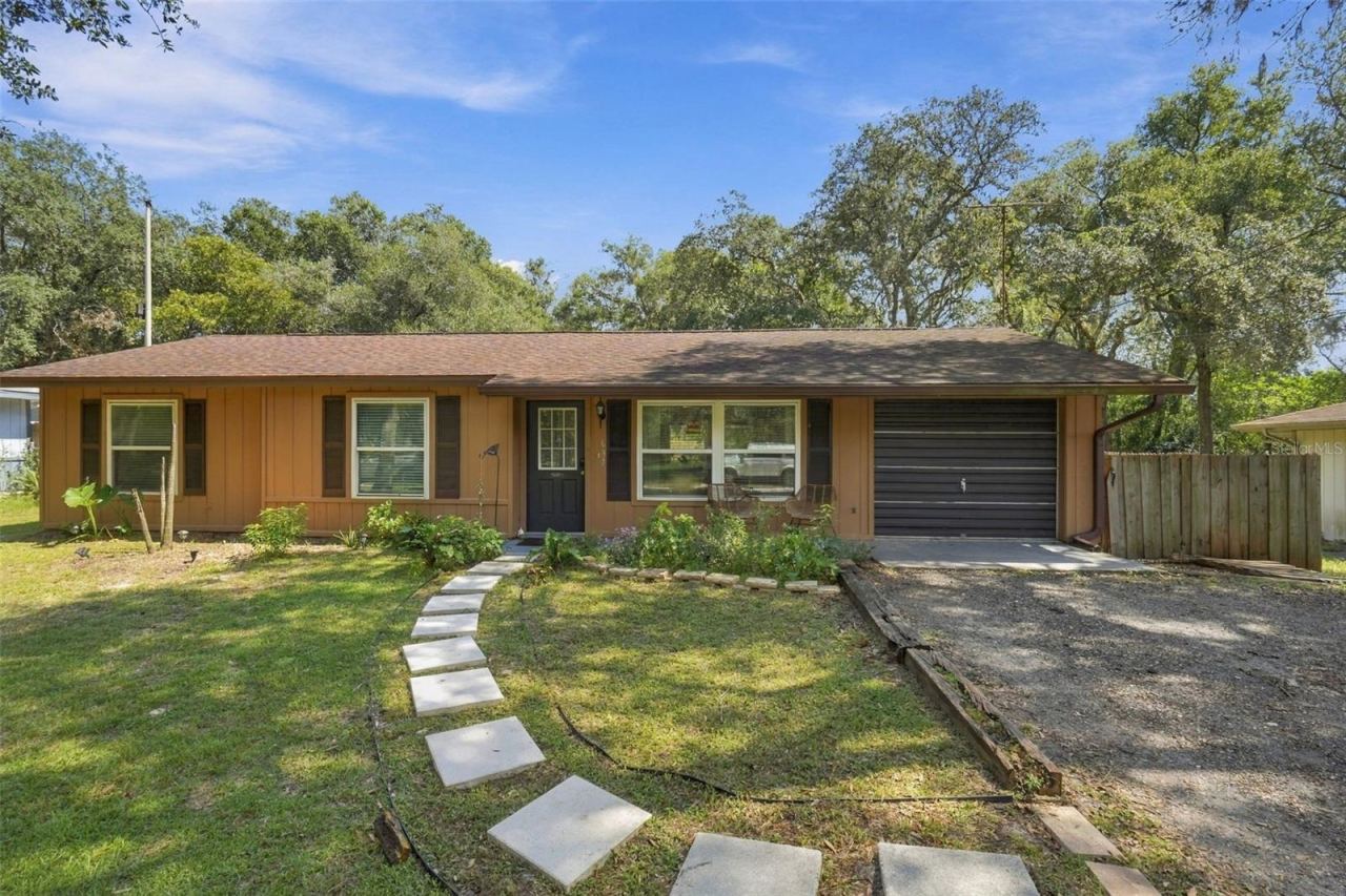 Photo 2 of 637 Pratt St, Deland, FL 32720